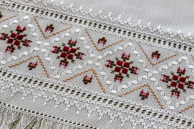 haftowane wzory na tkaninie