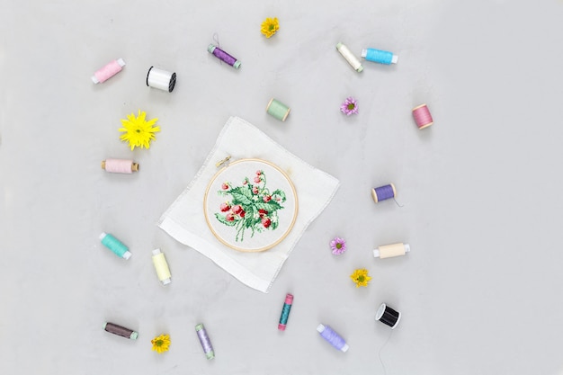 zestaw haftów na materiałach